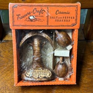 Vintage Treasure Craft souvenir Palm Springs palm tree salt and pepper shakers